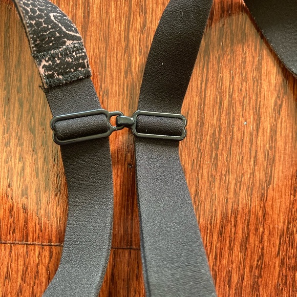 Lululemon fine form sports bra sz 34 D - Picture 6 of 12